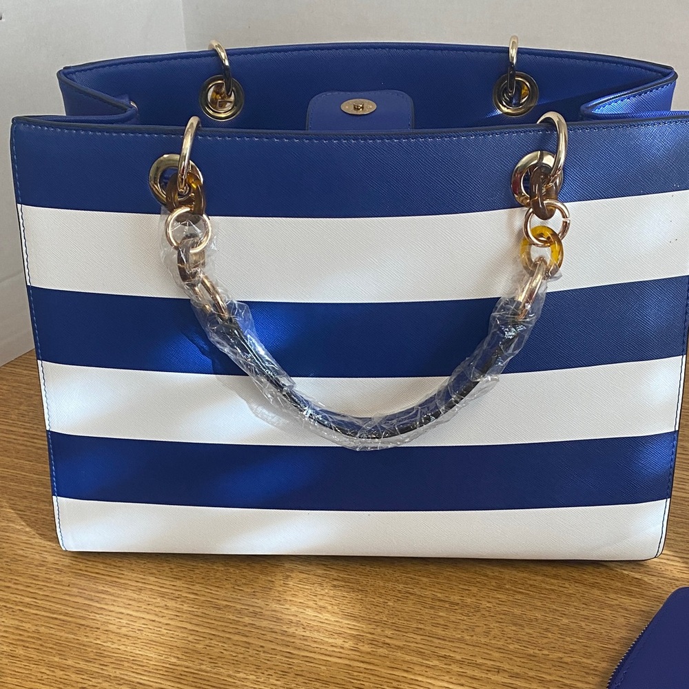 Elegant Blue and White Striped Tote Bag - Picture 7 of 9